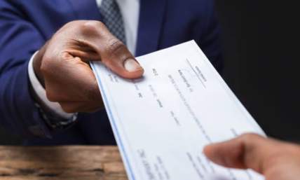 Do Employers Need to Provide Pay Stubs?